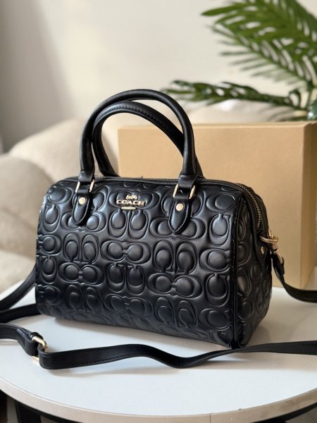 حقيبة كوتش لون اسود حجم كبير